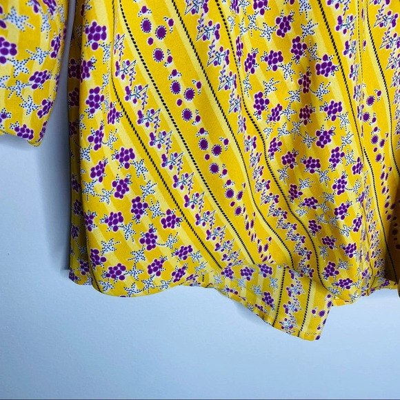 W5 Gold Yellow Floral Boho Surplice Blouse Women’s Size Medium - Picture 4 of 9